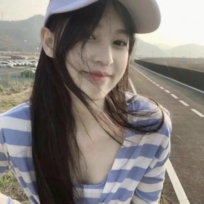 盛开的樱花林下